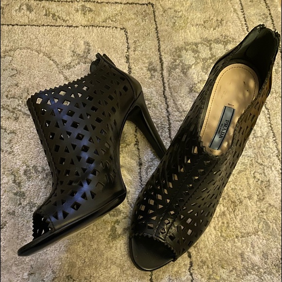 Prada Black Laser Cut Leather Peep Toe Booties Pumps Back Zip Size 39.5 - BNIB! - Picture 9 of 16